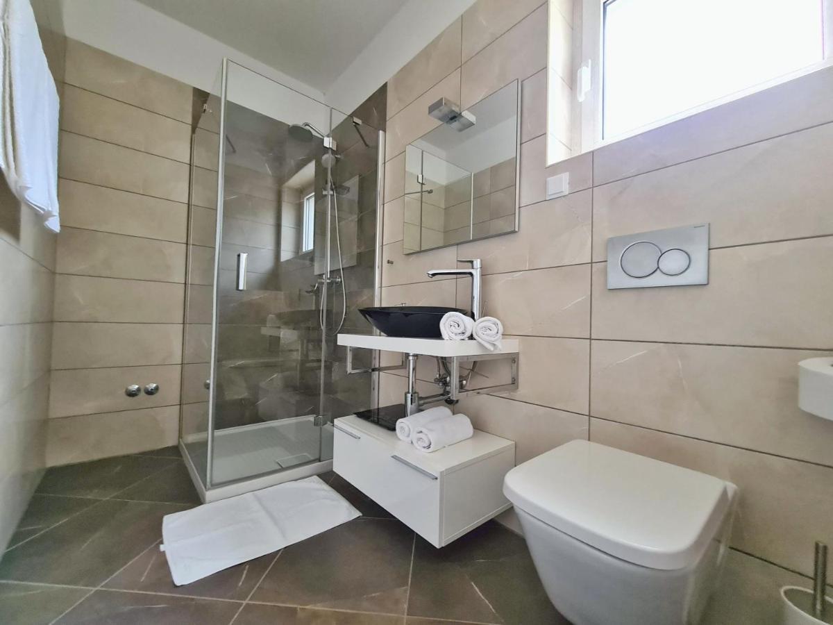 Spacious Villa With Pool, Indoor Jacuzzi And Sauna Near Porec Višnjan Exteriör bild