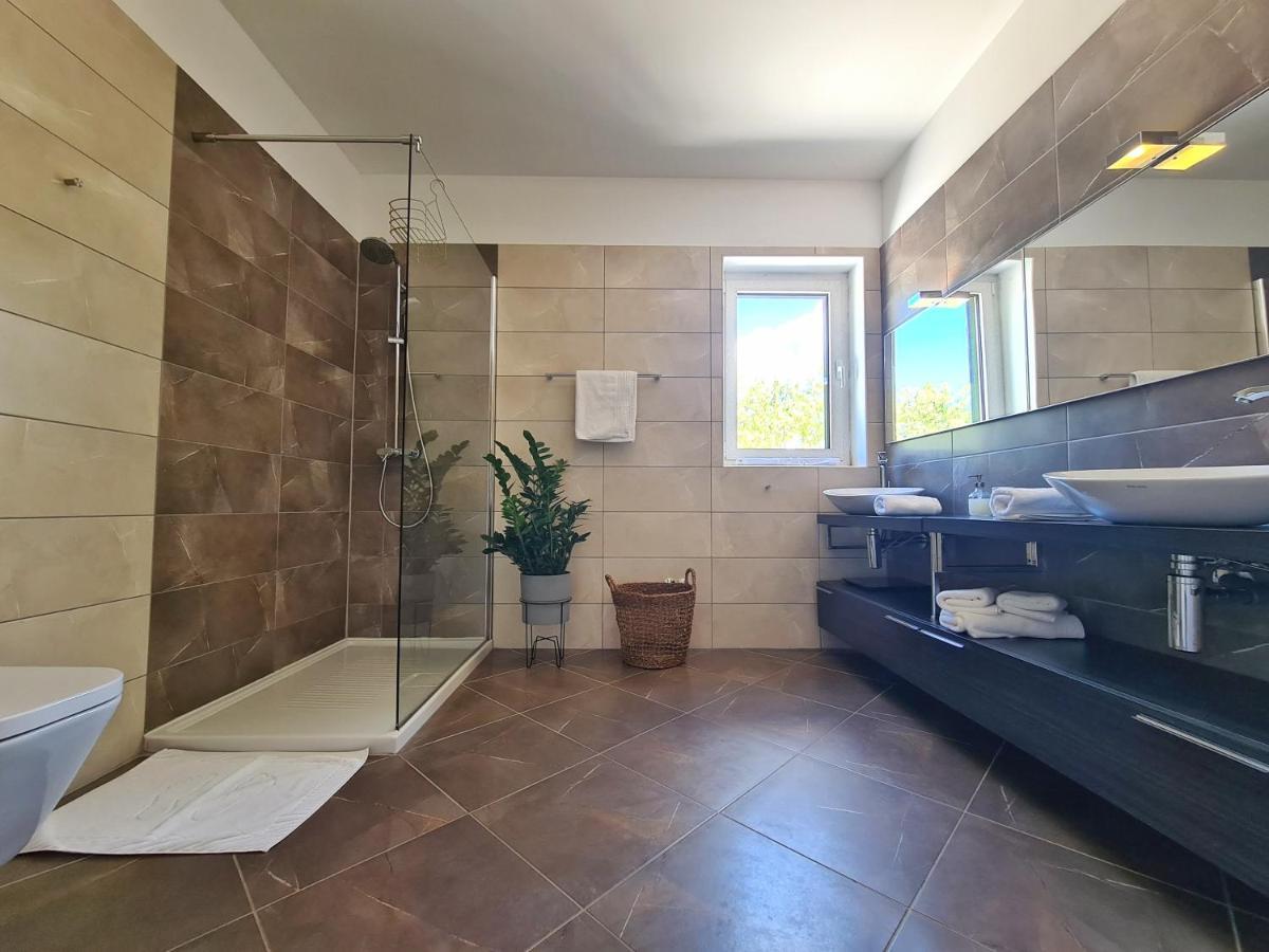 Spacious Villa With Pool, Indoor Jacuzzi And Sauna Near Porec Višnjan Exteriör bild