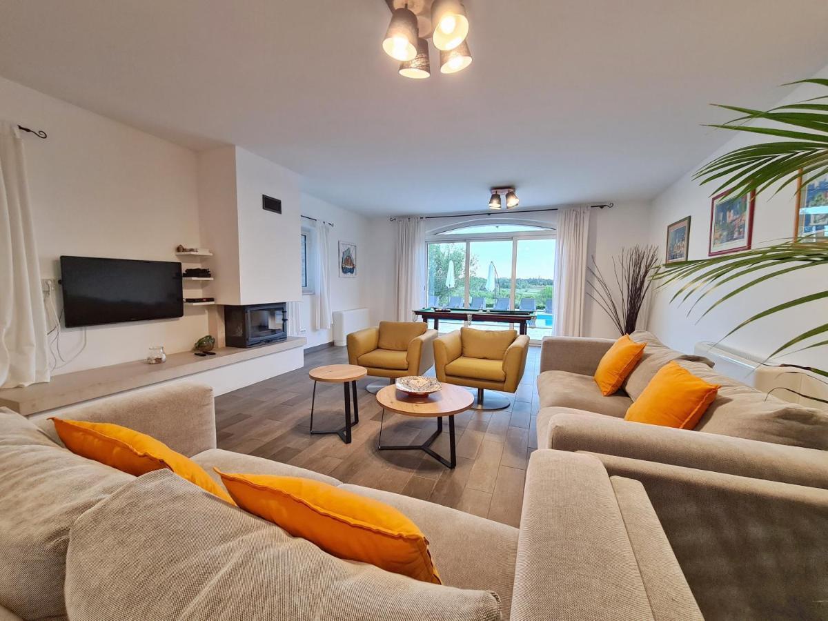 Spacious Villa With Pool, Indoor Jacuzzi And Sauna Near Porec Višnjan Exteriör bild