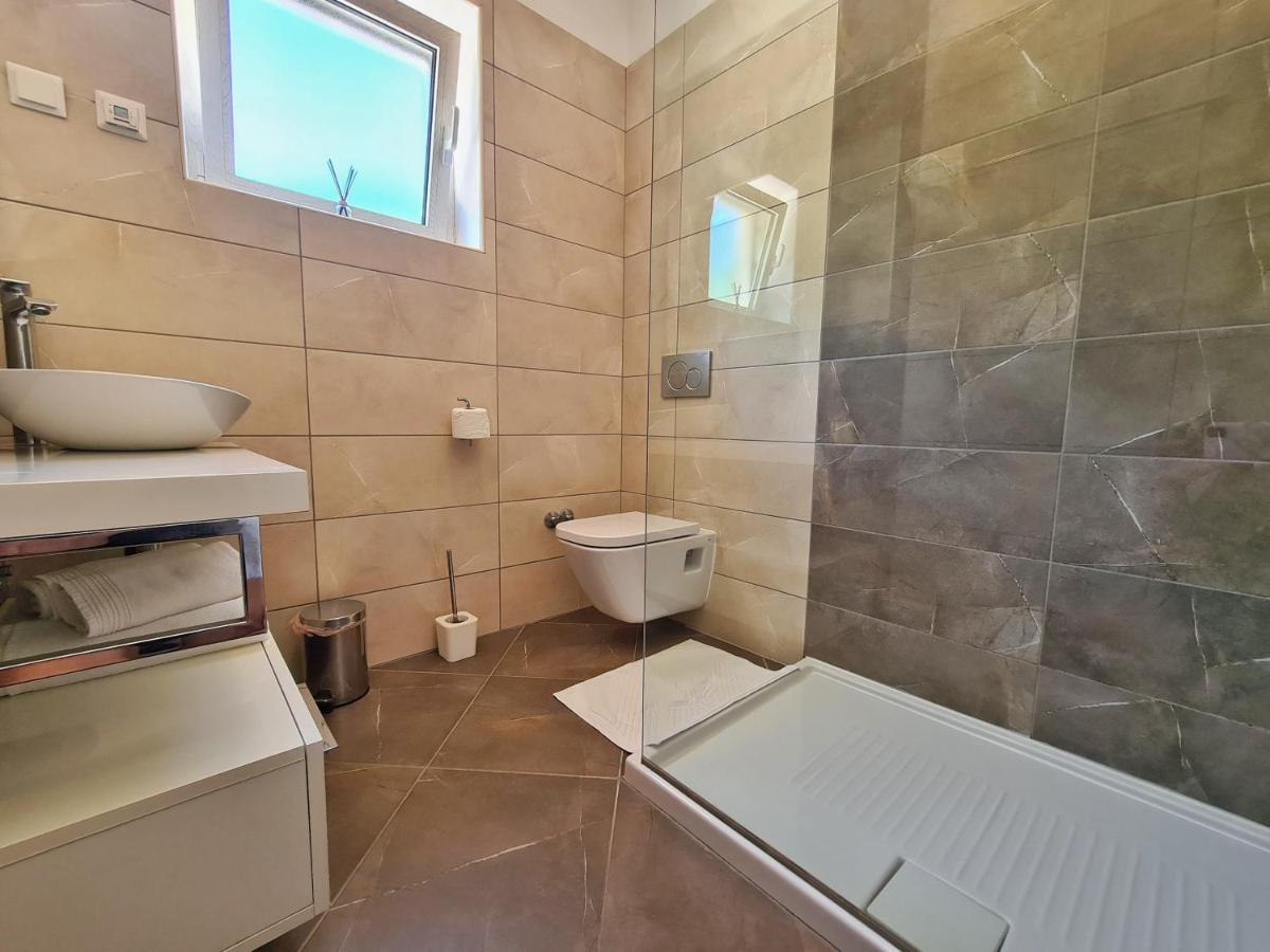 Spacious Villa With Pool, Indoor Jacuzzi And Sauna Near Porec Višnjan Exteriör bild
